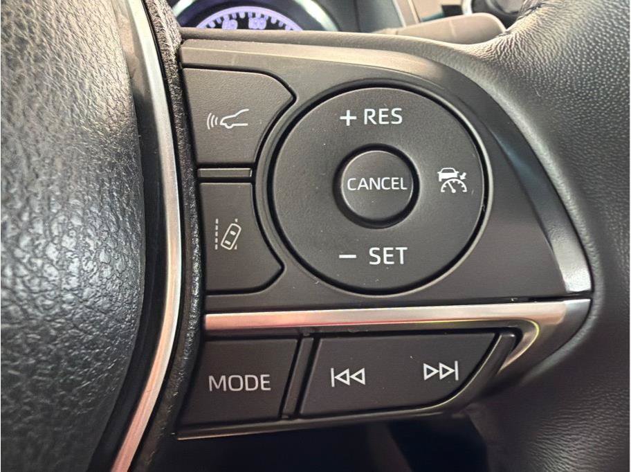 Used 2018 Toyota Camry XLE FWD image 18