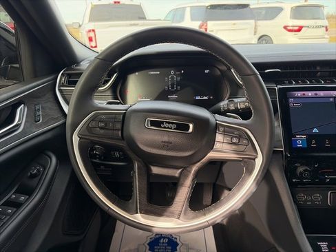 Used 2024 Jeep Grand Cherokee L Limited w/ Black Appearance Package image 15