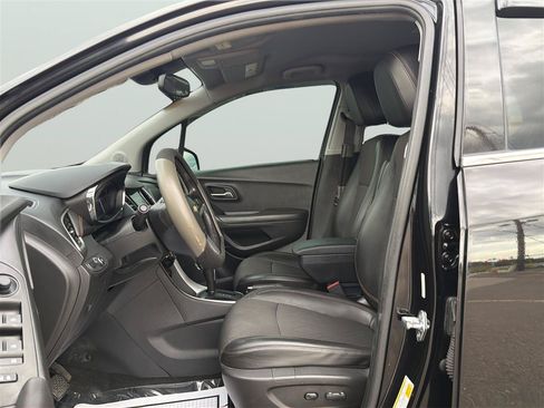 Used 2019 Chevrolet Trax LT w/ LT Convenience Package AWD/4WD image 11