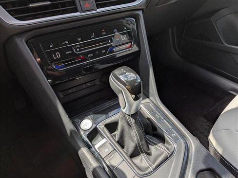 New 2025 Volkswagen Taos SE image 19