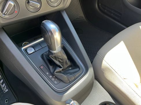 Used 2017 Volkswagen Jetta SE FWD image 18