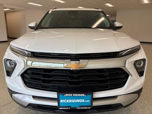 Used 2025 Chevrolet TrailBlazer LT AWD/4WD image 2