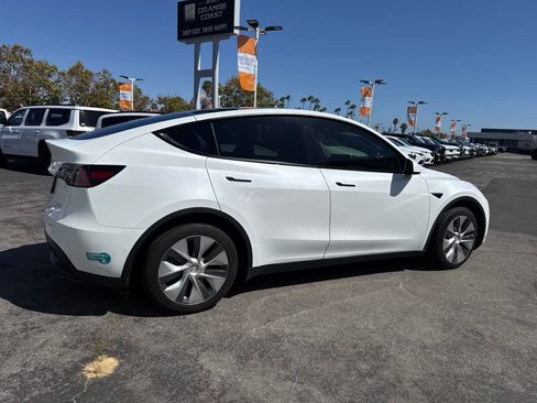 Used 2022 Tesla Model Y Long Range AWD/4WD image 17