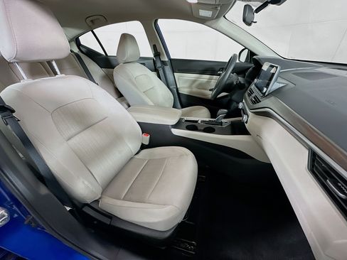 Used 2025 Nissan Altima 2.5 SV FWD image 29