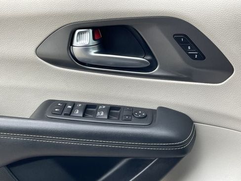 Used 2023 Chrysler Pacifica Touring-L FWD image 23
