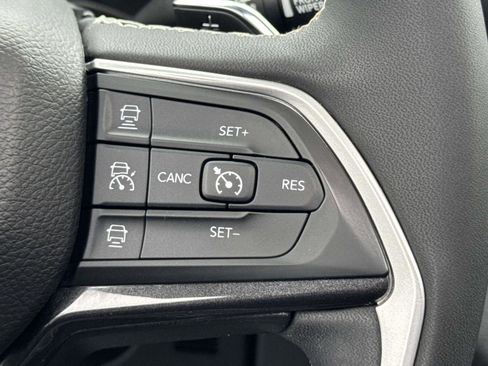 Used 2023 Jeep Grand Cherokee L Laredo image 9