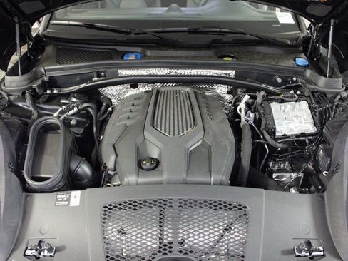 Certified 2025 Porsche Macan AWD/4WD image 38