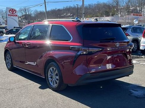 Certified 2024 Toyota Sienna LE image 4