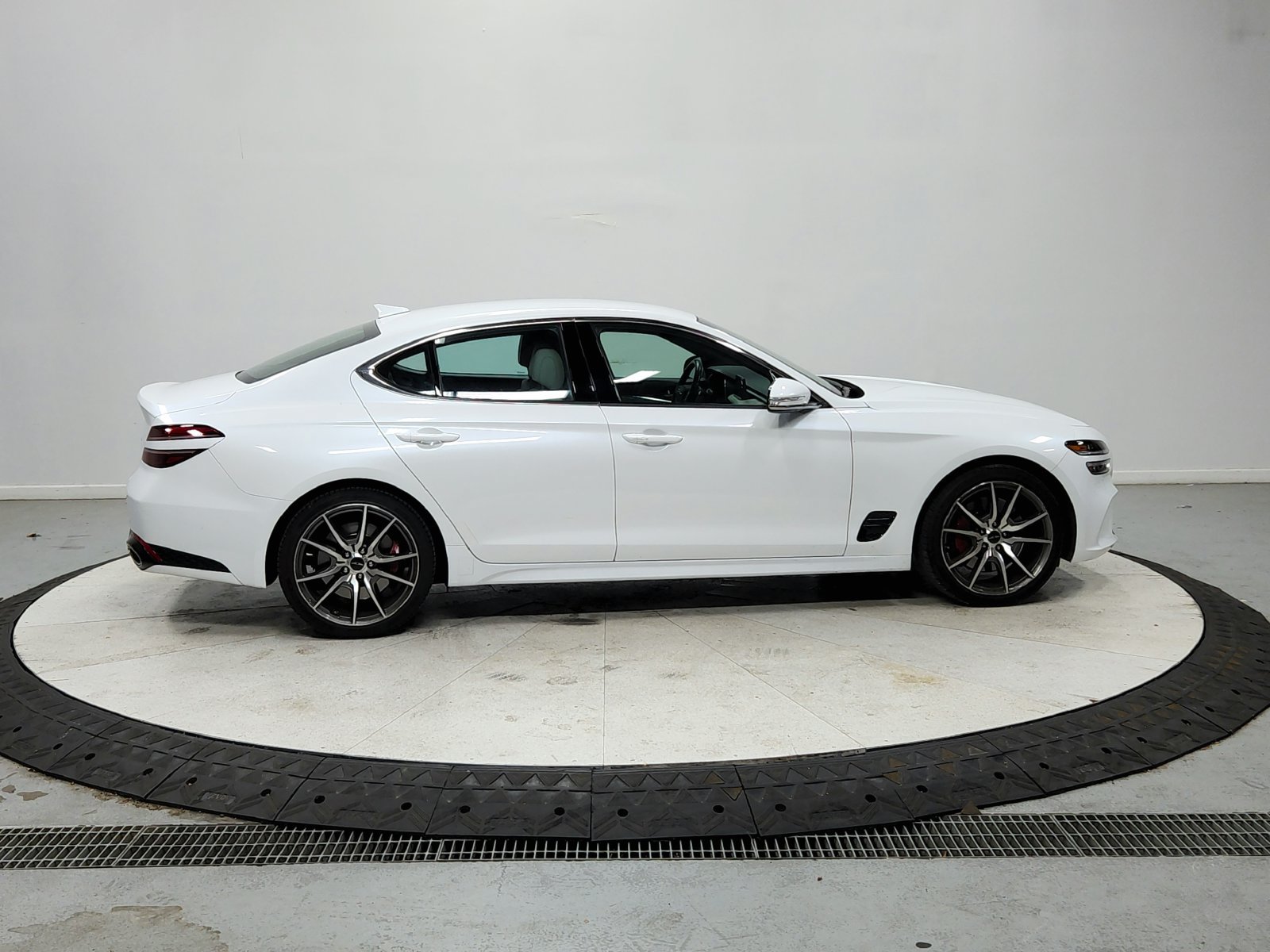 Used 2025 Genesis G70 2.5T RWD image 9