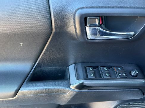 Used 2020 Toyota Tacoma TRD Off-Road w/ Technology Package AWD/4WD image 11