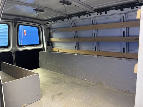 Used 2018 Chevrolet Express 2500 w/ Driver Convenience Package RWD image 6