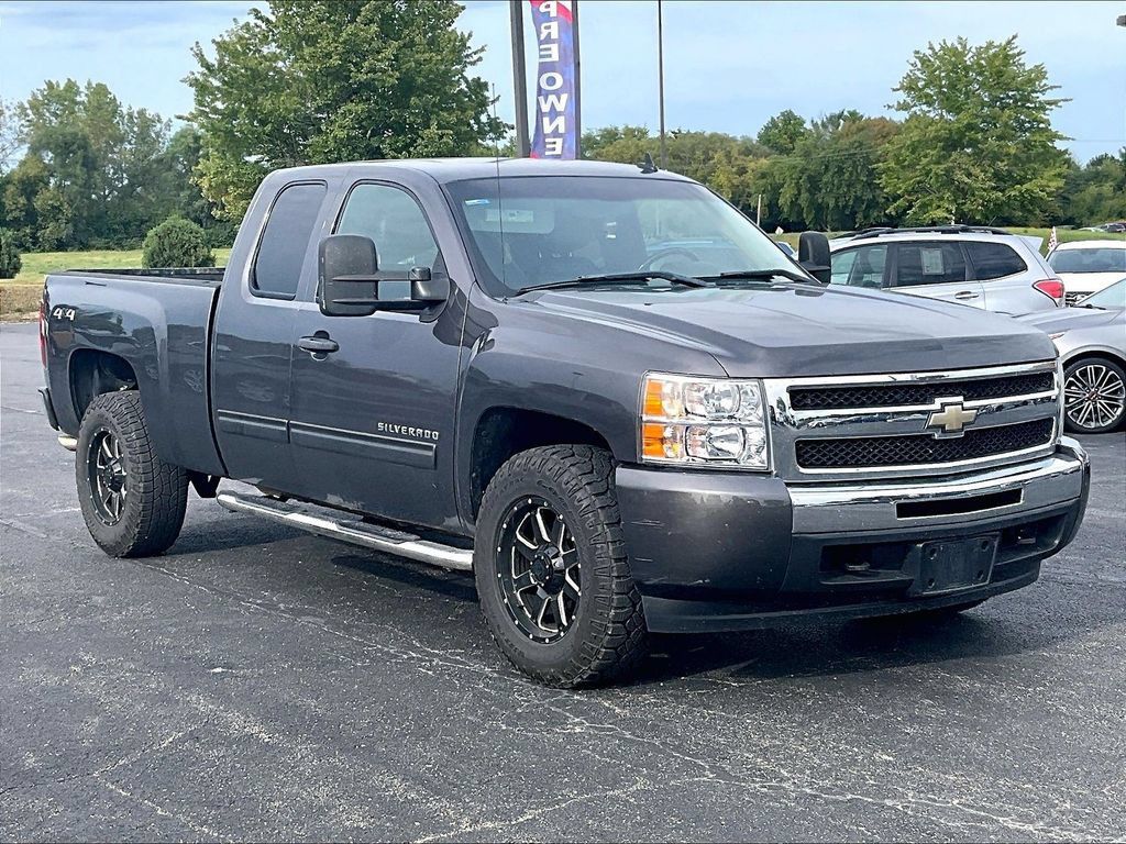 Used 2010 Chevrolet Silverado 1500 LT AWD/4WD image 2