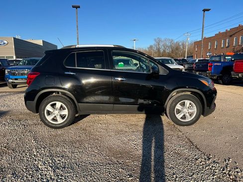 Used 2019 Chevrolet Trax LT w/ Sun & Sound Package image 9