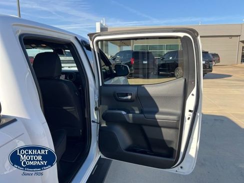 Used 2018 Toyota Tacoma TRD Sport w/ Technology Package image 25