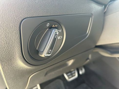 Certified 2022 Volkswagen Tiguan SE R-Line image 53