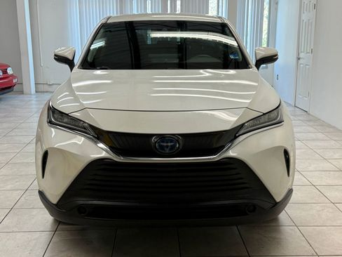 Used 2021 Toyota Venza LE image 2