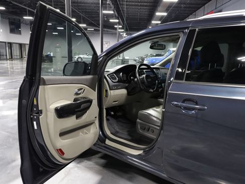 Used 2016 Kia Sedona SX FWD image 9
