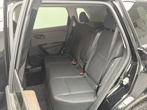 Used 2023 Nissan Rogue S image 9