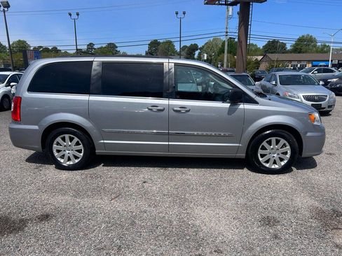 Used 2015 Chrysler Town & Country Touring image 8