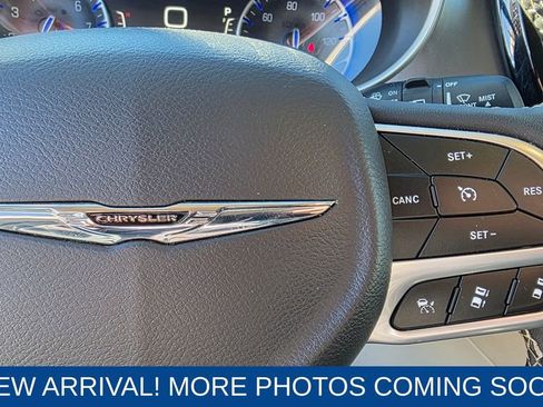 Used 2023 Chrysler Pacifica Touring-L image 15