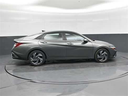 Used 2025 Hyundai Elantra SEL image 2