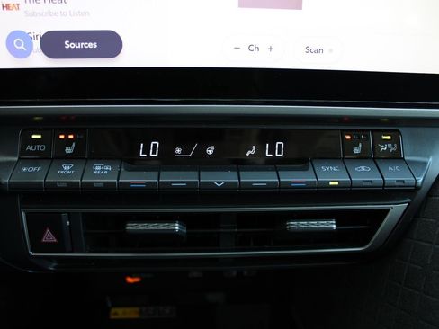 Used 2025 Toyota Camry XLE FWD image 19