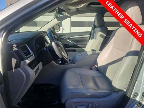 Used 2019 Toyota Highlander SE image 20