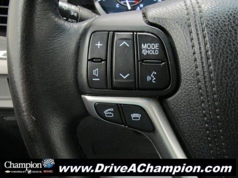 Used 2015 Toyota Sienna L image 25