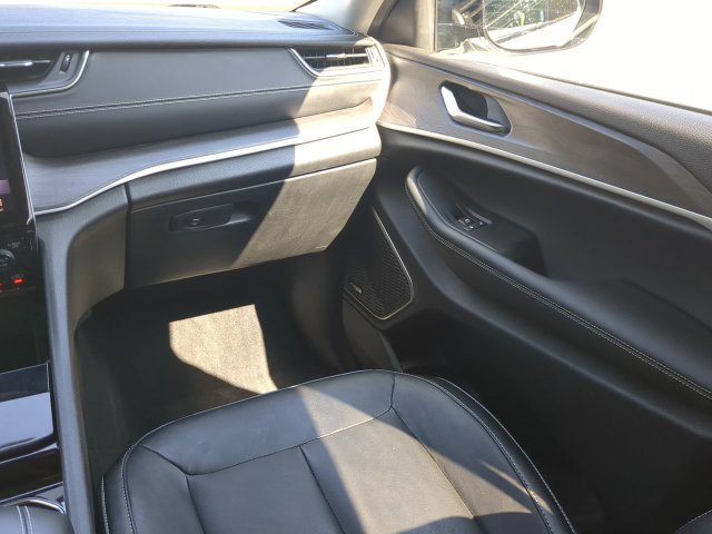 Used 2022 Jeep Grand Cherokee L Limited AWD/4WD image 16