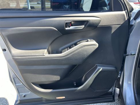 Used 2023 Toyota Highlander XLE image 14