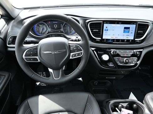 New 2026 Chrysler Pacifica Select image 15