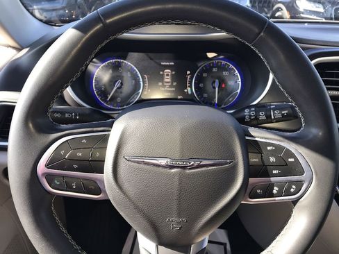 Used 2022 Chrysler Pacifica Touring-L image 14