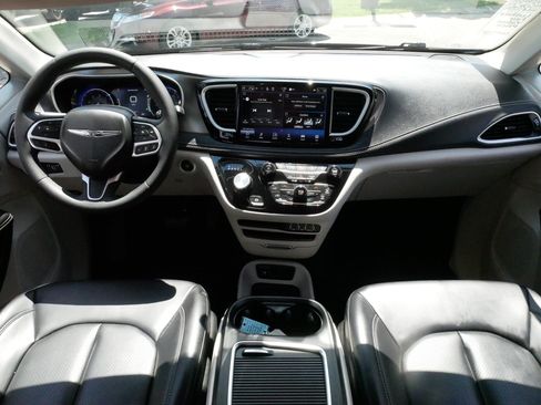Used 2023 Chrysler Pacifica Touring-L AWD/4WD image 10