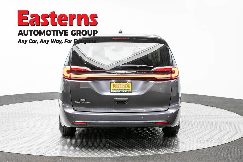 Used 2023 Chrysler Pacifica Touring-L FWD image 6