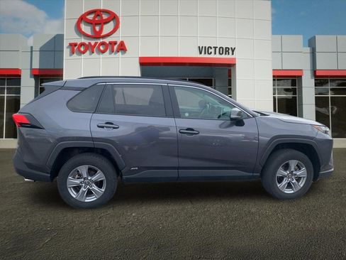 Used 2025 Toyota RAV4 XLE AWD/4WD image 2