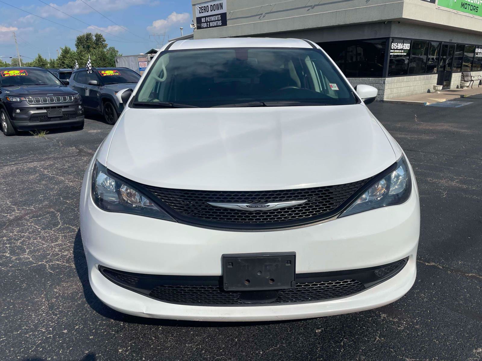 Used 2022 Chrysler Voyager LX FWD image 2