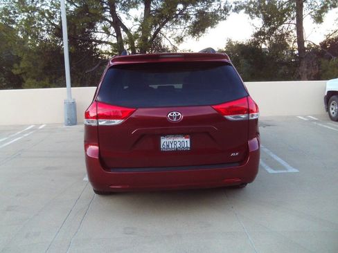 Used 2012 Toyota Sienna XLE image 9