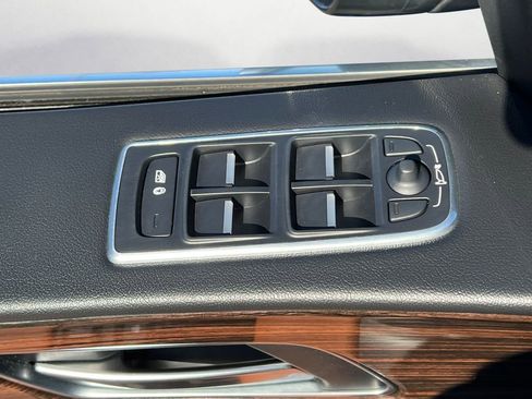 Used 2019 Jaguar F-PACE Portfolio image 13