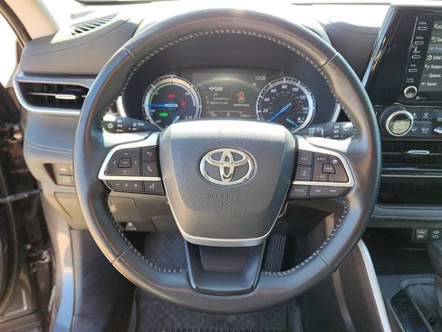 Used 2022 Toyota Highlander XLE image 17