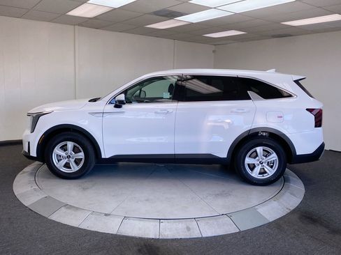 Certified 2025 Kia Sorento LX image 2