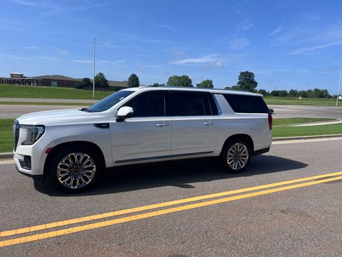 Used 2023 GMC Yukon XL Denali Ultimate AWD/4WD image 8