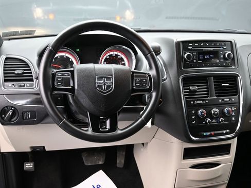 Used 2017 Dodge Grand Caravan SE image 25