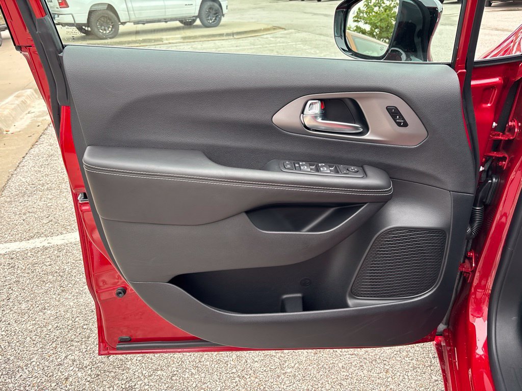 New 2027 Chrysler Pacifica Select FWD image 30
