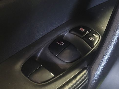 Used 2019 Nissan Rogue Sport S image 27