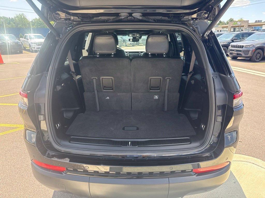 Used 2023 Jeep Grand Cherokee L Laredo AWD/4WD image 17