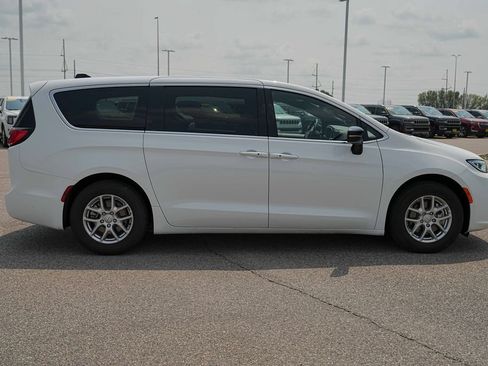 Used 2026 Chrysler Pacifica Select FWD image 5
