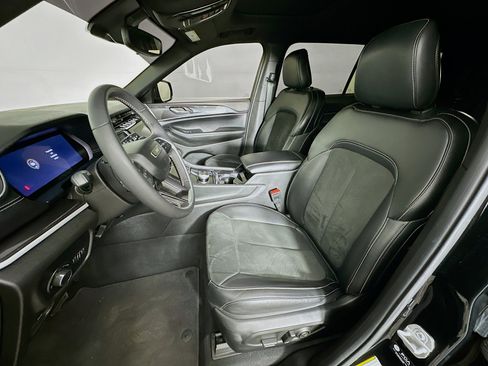 Used 2023 Jeep Grand Cherokee L Laredo image 13