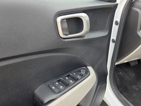 Used 2025 Hyundai Venue SEL FWD image 14