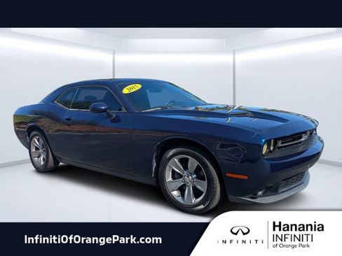 Used 2015 Dodge Challenger SXT RWD image 1
