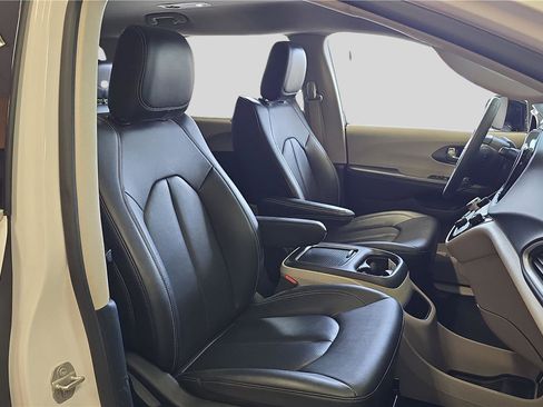 Used 2024 Chrysler Pacifica Touring-L image 14